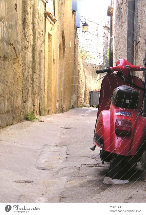 Roter Roller Motorrad Fahrzeug rot Gasse Italien Ferien & Urlaub & Reisen Frankreich fahren laufen Geschwindigkeit Kleinmotorrad Sommer Elektrisches Gerät