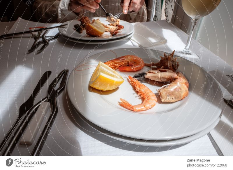 Blick aus erster Hand beim Mittagessen im Fischrestaurant Meeresfrüchte Restaurant Garnelen Essen Feinschmecker Krabbe Krabbenfleisch Krebsschere Ernährung