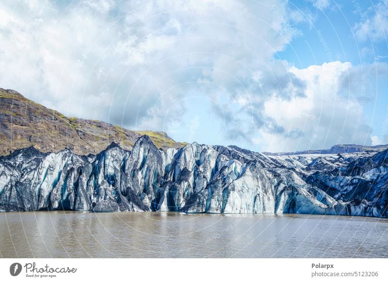 Isländischer Gletscher mit einem kleinen See Süden Vulkan Wahrzeichen Europa Stein Schmelzen Tourist Sightseeing Wildnis wild zerlaufen isländisch Wanderer