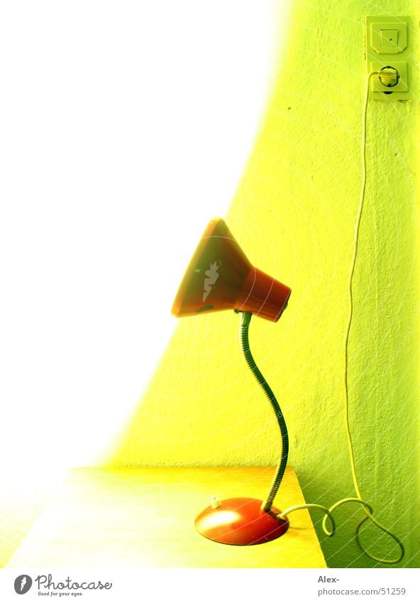 Tischlampe Lampe Licht Überbelichtung grün Schrank Bett Schlafzimmer old-school retro rot Steckdose Elektrizität Glühbirne Stecker Lichtschalter leuchkraft hell