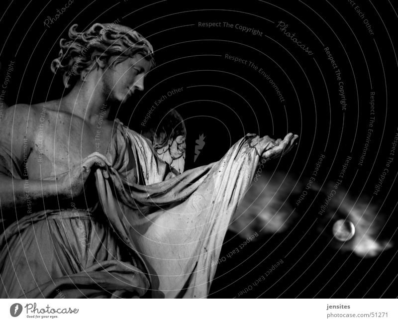 Abdankung Skulptur Frau Mondschein Wolken Hand Rom Italien Nacht dunkel Barock