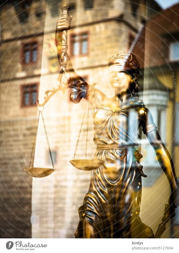 goldene Justitia, Göttin der Gerechtigkeit hinter einer Glasscheibe mit Spiegelung Justiz u. Gerichte Gleichgewicht Verbrechen Waage Recht Justizgewalt