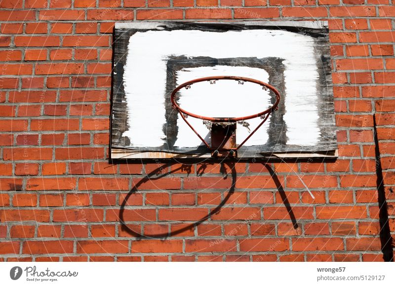 Der Korb hängt wieder ein Stück höher Basketball Basketballkorb alt verwittert rudimentär Rudiment Sport Freizeit & Hobby Outdoor-Sport Ballsport Spielen