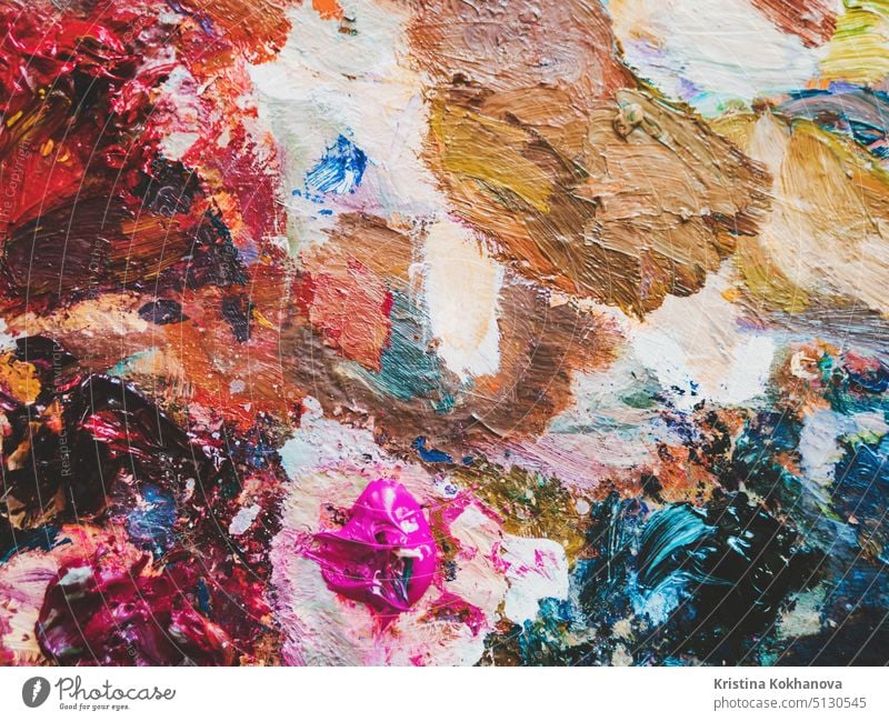 Künstler mehrfarbige Ölfarben auf Holzpalette oder Leinwand. Close up abstrakten Hintergrund. Kunst-Konzept. Textur Erdöl Farbe Acryl künstlerisch Design