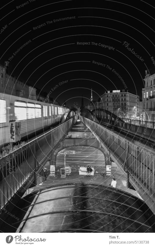 die U-Bahn in Berlin bnw Schwarzweißfoto Prenzlauer Berg Stadtzentrum Hauptstadt s/w Außenaufnahme Menschenleer Nacht Altstadt Architektur Bauwerk Gebäude