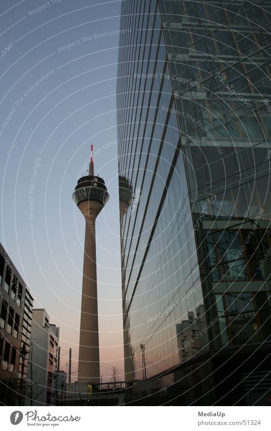 Fernsehturm - Rheinturm Düsseldorf Dämmerung Hochhaus Fassade Gebäude Arbeit & Erwerbstätigkeit bilk unterbilk Glas Business