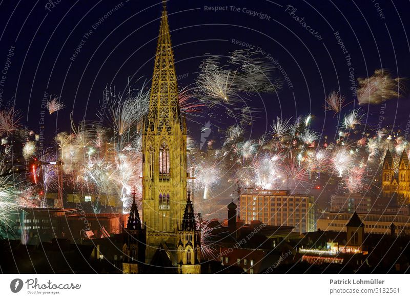 Jahreswechsel silvester feuerwerk freiburg stadt panorama nachtaufnahme raketen 2023 tradition feier Pyrotechnik Feste & Feiern Party Nacht Silvester u. Neujahr