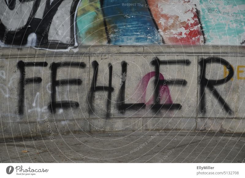 Graffiti Aufschrift: Fehler. Wand Schriftzeichen Mauer Außenaufnahme Fassade Farbfoto Menschenleer Wort Schmiererei Straßenkunst Text Buchstaben Kultur