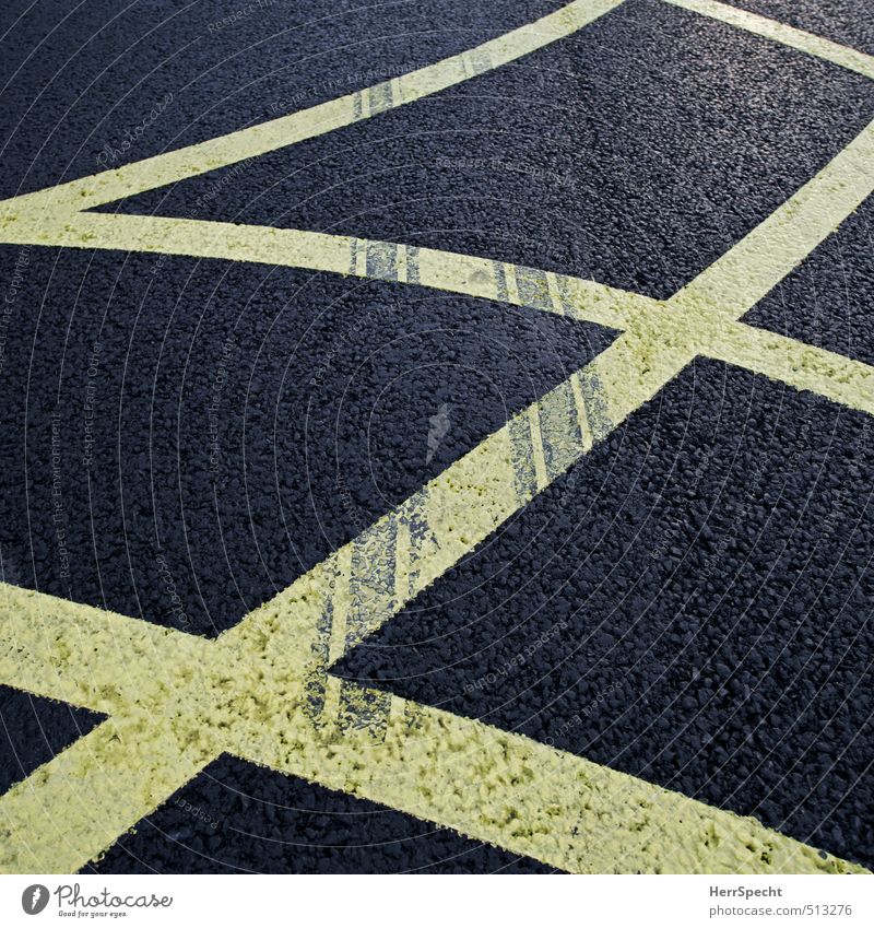 Spuren Verkehr Straßenverkehr Autofahren Schilder & Markierungen Linie gelb schwarz Reifenspuren Abrieb Gummi Asphalt kreuzen chaotisch Farbfoto Gedeckte Farben