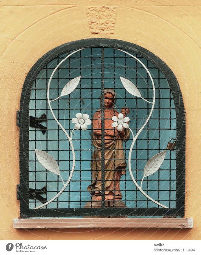 Hausecke Christentum Katholizismus Jungfrau Maria Heiligenfigur Spiritualität Religion & Glaube Architektur Fenster Ecke Fassade Skulptur Schutzpatron