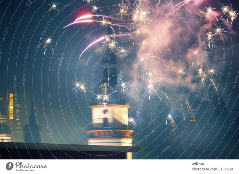 Feuerwerk über der Stadt Silvester Silvester u. Neujahr Feste & Feiern dunkel Feuerwerkskörper Pyrofieber Party feiern Fete Jubiläum Veranstaltung Nacht