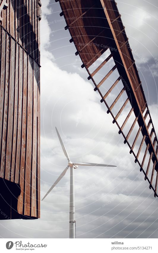 Das Rad der Zeit, es dreht sich - Nutzung der Windenergie, früher und heute Windrad Windmühle hölzern nostalgisch Windmühlenflügel Windkraft Energie