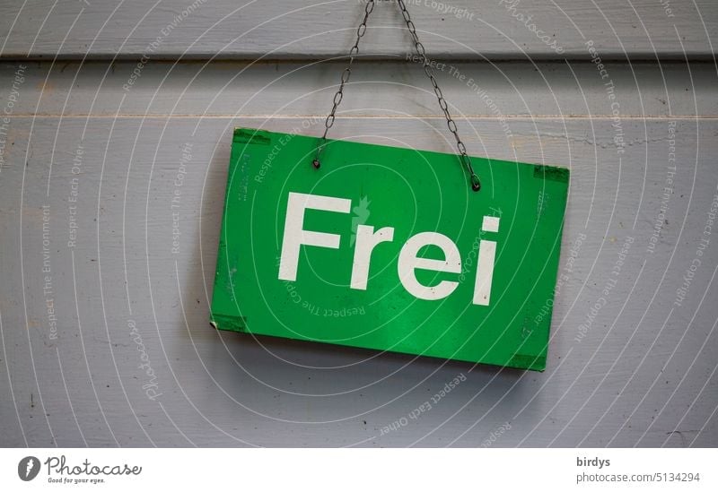 Frei, grünes Schild mit weißer Aufschrift an einer Tür frei Hinweisschild Schriftzeichen offen mehrdeutig befreit Toilette freiheit unbesetzt