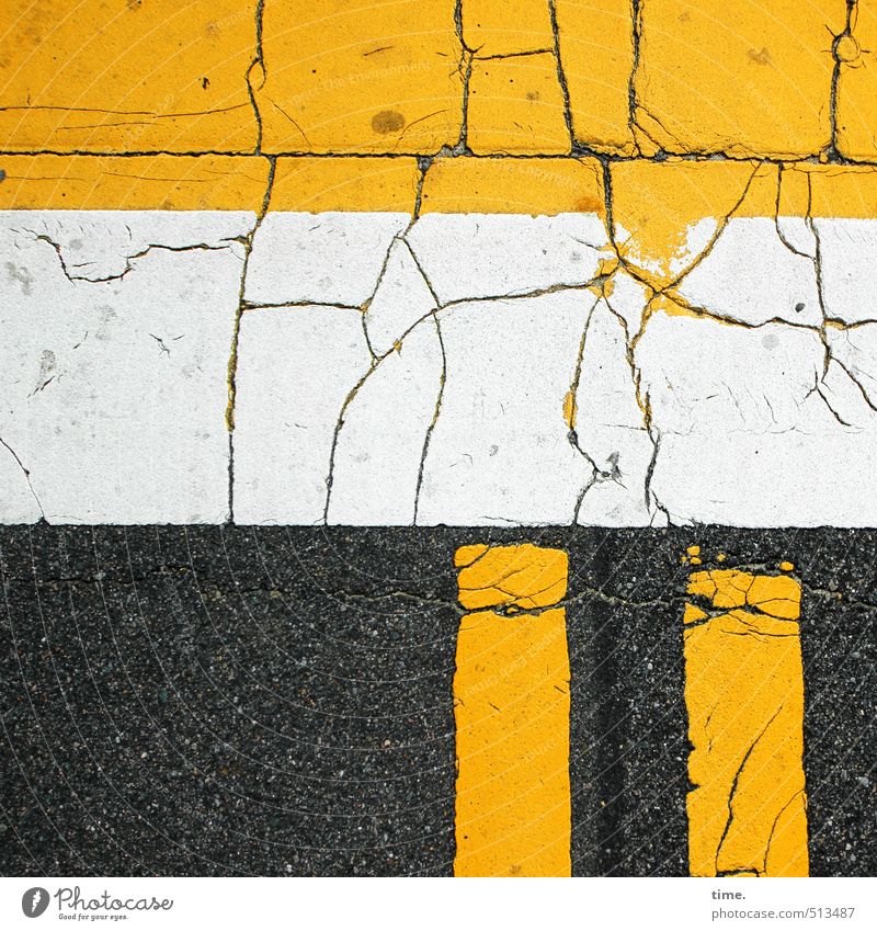 Bruchstück Verkehr Verkehrswege Straße Wege & Pfade Wegkreuzung Verkehrszeichen Verkehrsschild Asphalt Teer Linie Streifen kaputt trashig gelb schwarz weiß