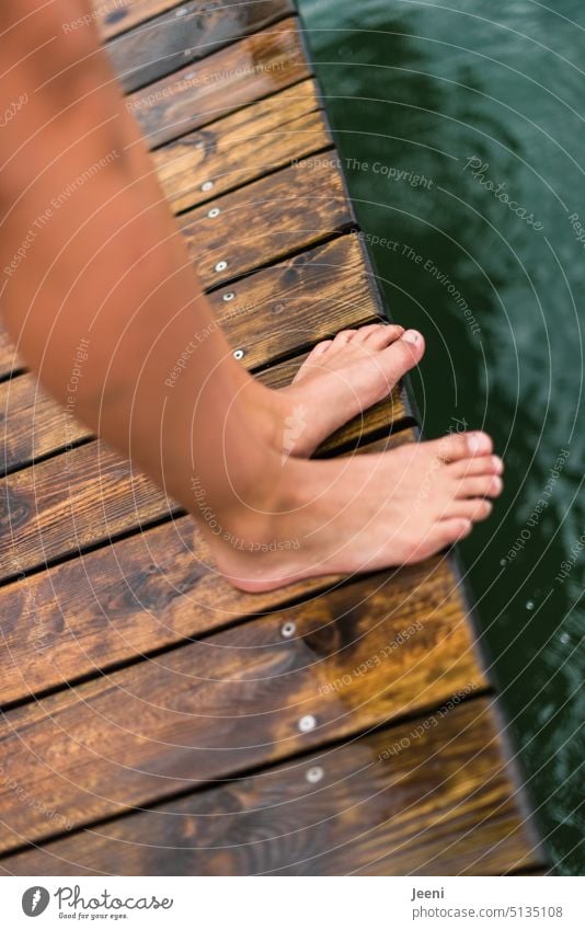 naturverbunden | mit dem Wasser stehen See Fuß Barfuß Zehen nass Schwimmen & Baden Füße Beine Mensch Sommer Holzsteg Steg Körper Wassertropfen Erfrischung