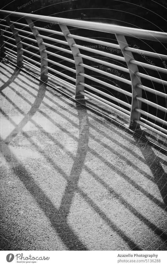 Schwarz-Weiß-Bild eines Brückengeländers mit Schlagschatten. abstrakt architektonisch Architektur Kunst Hintergrund schwarz schwarz auf weiß Schwarzer Schatten