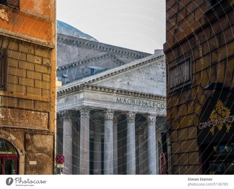 Tempel in Rom - Foto auf einer Strasse in Rom Italien Architektur historisch Tourismus Außenaufnahme Sehenswürdigkeit Wahrzeichen Denkmal Europa Gebäude Bauwerk