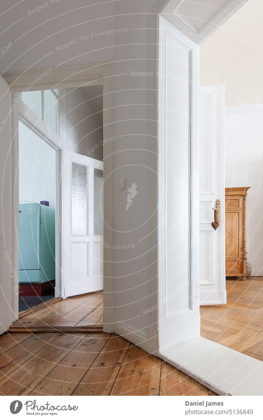 Traditionelle Wohnungseinrichtung mit Dielenböden und Türöffnungen Appartement Innenaufnahme weiß leer Einzug minimalistisch Menschenleer Wand Raum