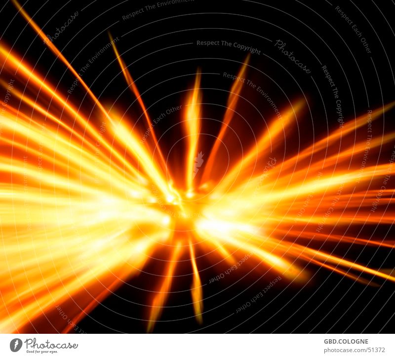 Urknall? Lichtstrahl orange gelb Erkenntnis Bewegung Langzeitbelichtung Nachtaufnahme Feuer Zoomeffekt obskur