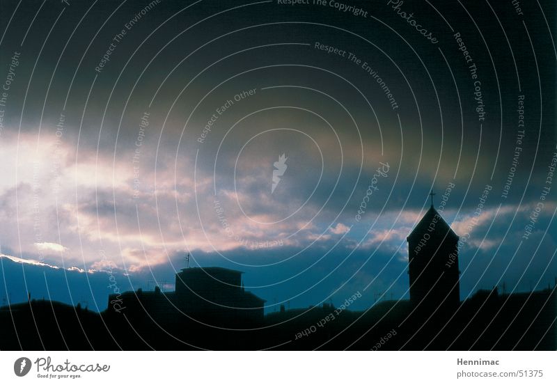 Elba Stimmung Himmel Wolken Kulisse Abend Silhouette Turm Stadt dunkel blau Abenddämmerung unterbelichtet Unwetter Regen Licht Sonnenuntergang Örtlichkeit