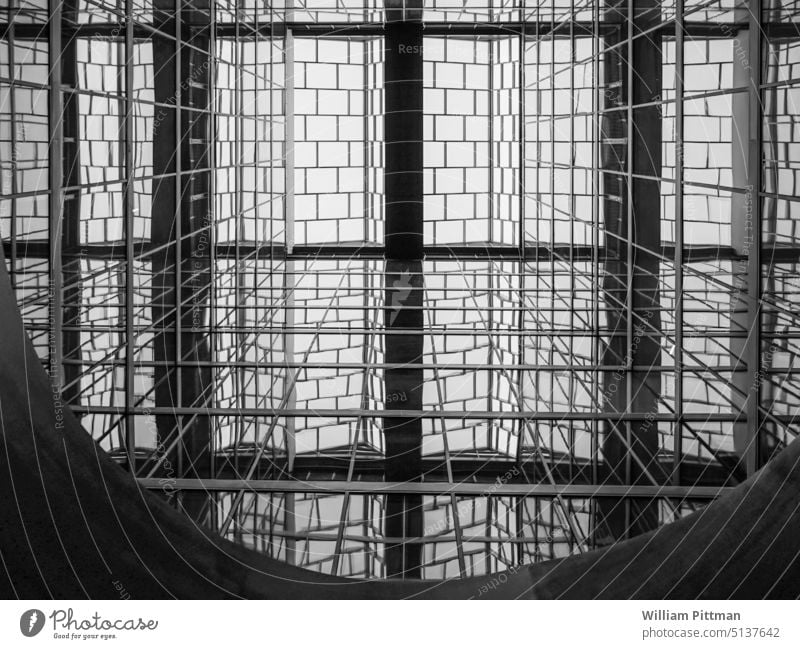 Glasfenster Fenster Schwarzweißfoto Zimmerdecke gläserne Decke Architektur Menschenleer Innenaufnahme Kunstlicht Strukturen & Formen Gebäude Platz Stimmung
