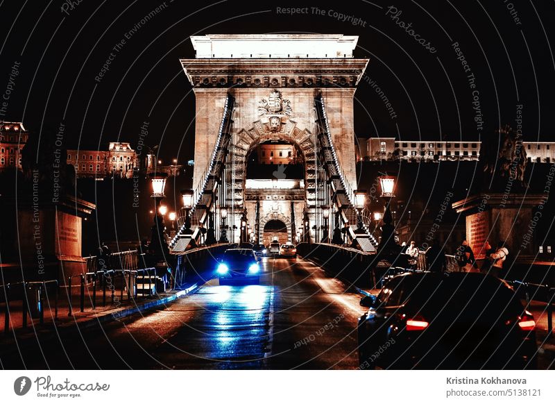 Blick auf Kettenbrücke und Stadtverkehr. Schöne Abend- oder Nachtszene der leuchtenden alten Architektur. Herbst Barock Unschärfe-Effekt Brücke Budapest Gebäude
