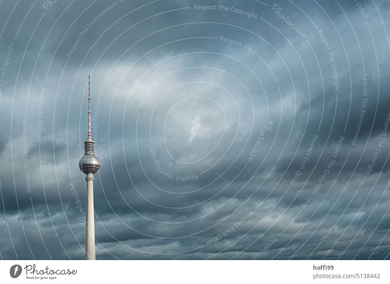 Berliner Fernsehturm vor dramatischem Wolkenhimmel Fersehturm Hauptstadt Turm Wahrzeichen Alexanderplatz Berlin-Mitte Sehenswürdigkeit Großstadt Kugel