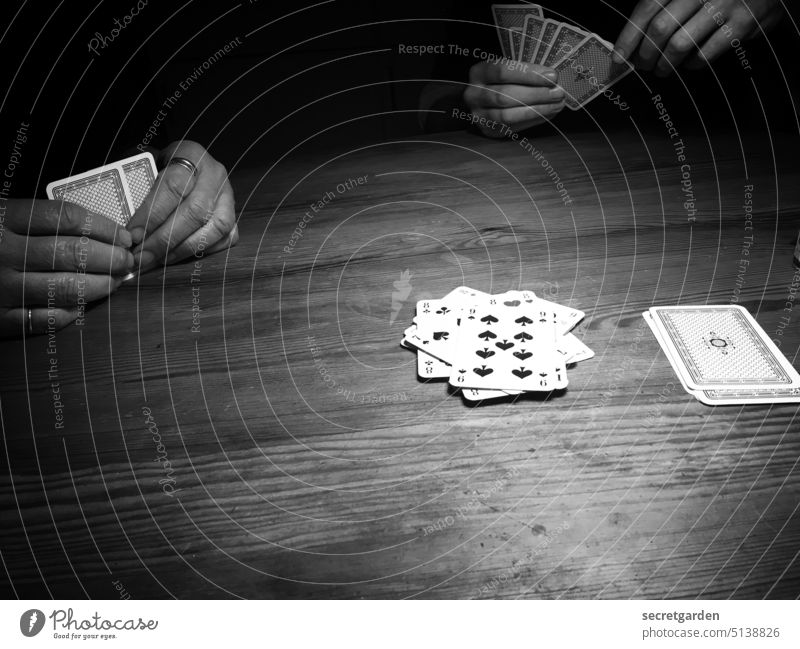 mau Kartenspiel Spiel Hände Abend Freunde Tisch Spielen Menschen Kindheit Freundschaft Glück Lifestyle Familie Spaß Schwarzweißfoto Freizeit Freude spielen