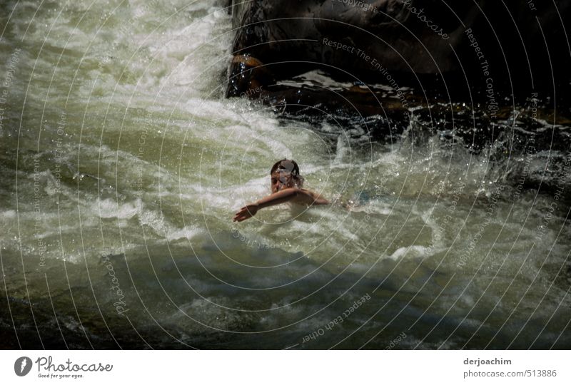 Ein Junge schwimmt in einem stark fließenden Fluß  . Im Hintergrund sind Felsen.  MossmanGeorge Freude Körper harmonisch Schwimmen & Baden Freizeit & Hobby