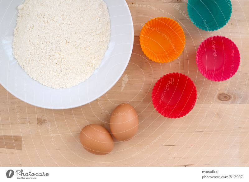 Backmuffins - Nahaufnahme von Mehl, Eiern und Muffinformen Lebensmittel Kuchen Süßwaren Feste & Feiern Essen Geburtstag lecker lustig mehrfarbig Zutaten