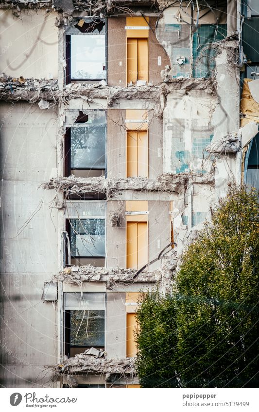Abbruchhaus – Aufzug ins nichts Vergänglichkeit Bauruine Abrissgebäude Abrisshaus abrissarbeiten aufzugstür kaputt Zerstörung Ruine Wandel & Veränderung Fassade
