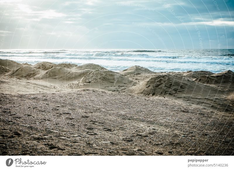 hügelige Strandlandschaft Strandleben Stranddüne Ferien & Urlaub & Reisen Küste Meer Sommer Außenaufnahme Tourismus Landschaft Sand Strandspaziergang Wasser