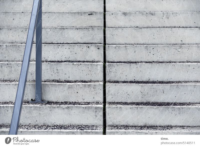 Außentreppe mit Handlauf und Streusplitt Beton Schnitt Detailaufnahme Muster Struktur Granulat Treppenabsatz Geländer streusplitt sicherheit Architektur