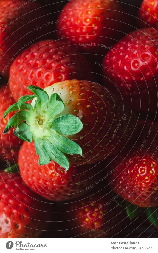Makrofotografie von reifen Erdbeeren. Hintergründe und Texturen. Vertikales Foto. erdbeeren Textfreiraum Draufsicht Frucht rot Lebensmittel Vitamine lecker