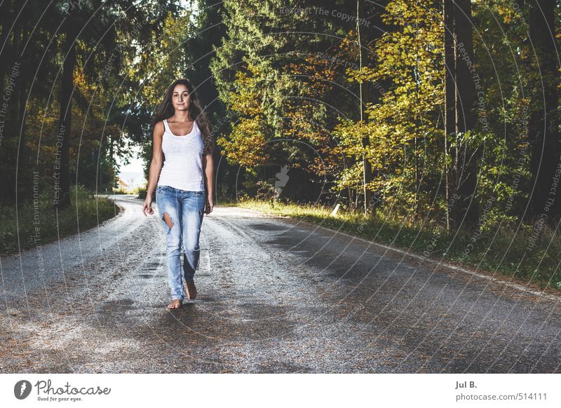Blue jeans white shirt feminin Junge Frau Jugendliche Körper 1 Mensch 18-30 Jahre Erwachsene Natur Wald Straße Stimmung gefährlich Farbfoto Außenaufnahme Tag
