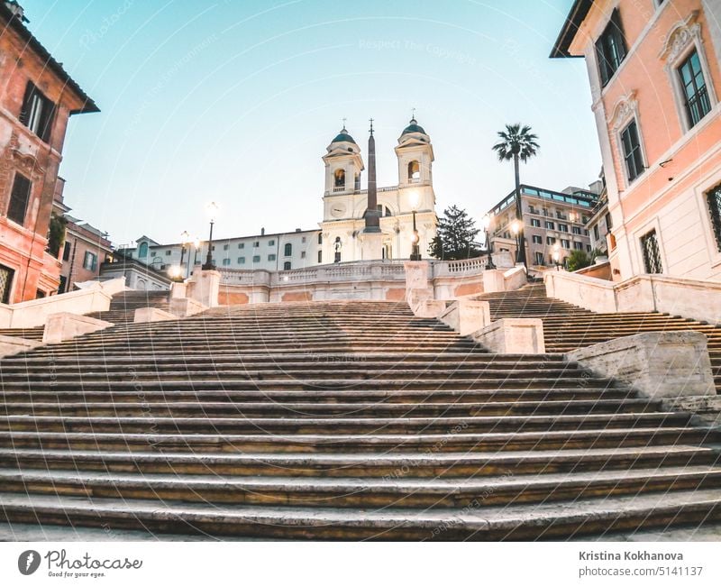 Spanische Treppe in Rom, Italien. Piazza di Spagna am Morgen, Es gibt keine Touristen. Architektur Kirche Springbrunnen Wahrzeichen Denkmal Großstadt antik
