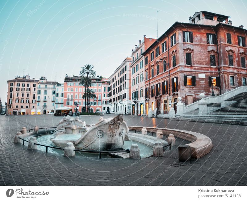 1. Juli 2018, Rom, Italien. Spanische Treppe. Piazza di Spagna am Morgen, es sind keine Touristen da. Architektur Kirche Springbrunnen Wahrzeichen Denkmal