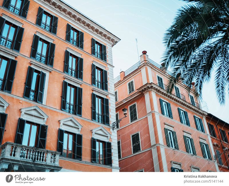 Schöne Fassade eines Mehrfamilienhauses in Rom, Italien. Fenster