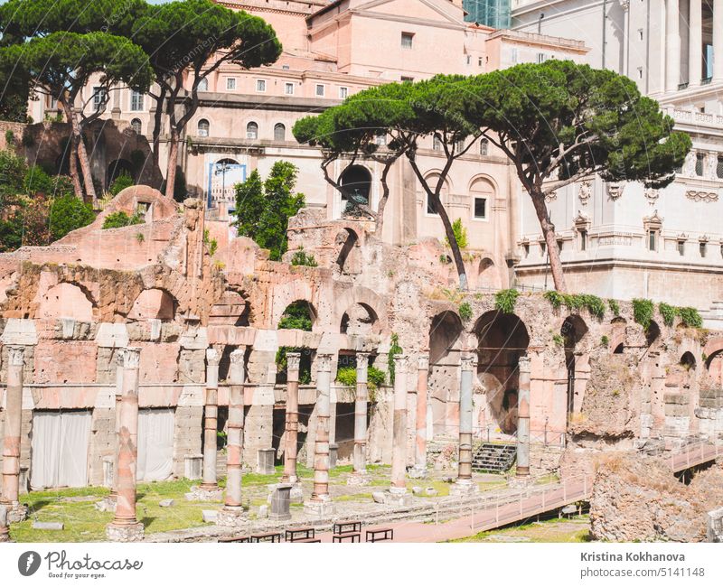 2. Juli 2018, Rom, Italien. Bild des Forum Romanum. Ruinen von Gebäuden des antiken Imperiums. Römer reisen Architektur Europa Europäer Historie alt Spalte