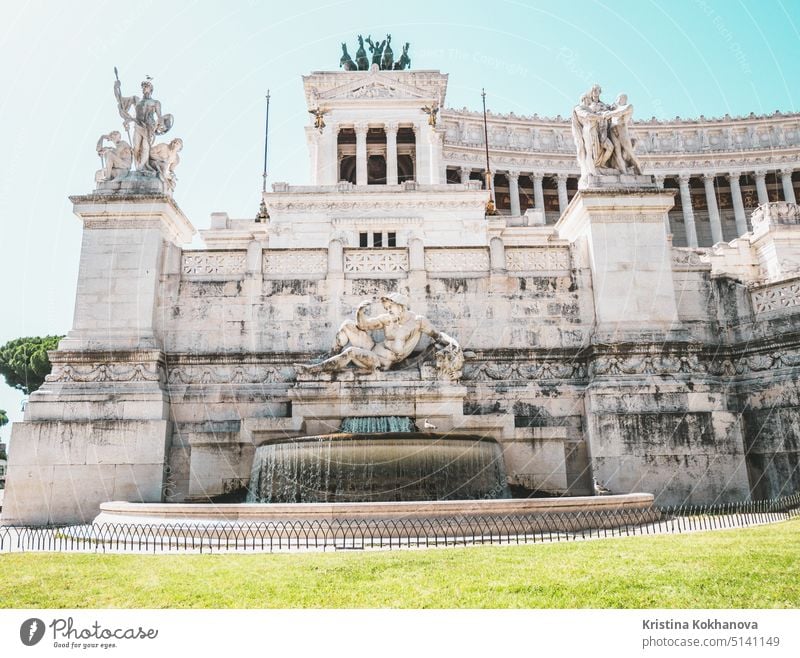 Details des Brunnens Il Vittoriano auf der Piazza Venezia, Italien. Er ist der zentrale Knotenpunkt von Rom, Italien, an dem sich mehrere Straßen kreuzen antik