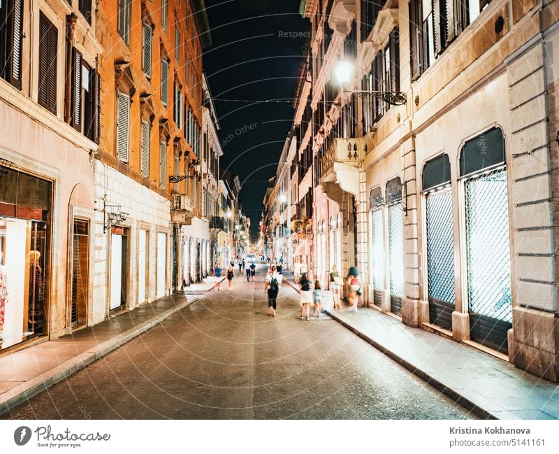 Typische italienische Straße bei Nacht im Zentrum der Altstadt. Rom, Italien. Viele beleuchtete Boutiquen und Geschäfte. Großstadt Europa reisen urban
