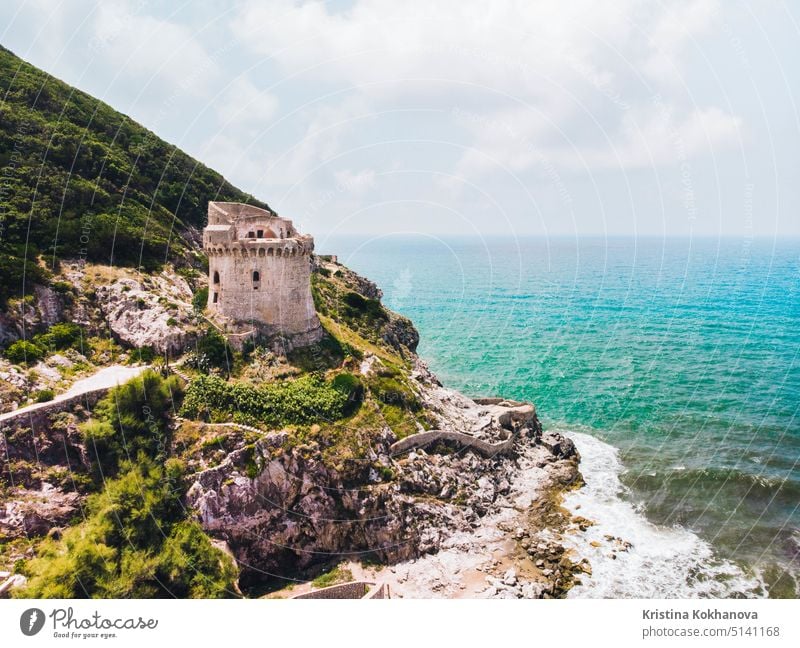 Schöne Szene, altes Gebäude. Alter Wehrturm auf einem Berg im Mittelmeer. Paola Turm ist auf Circeo Vorgebirge von Sabaudia, Italien platziert. Ansicht von Drohne, Luftaufnahme.