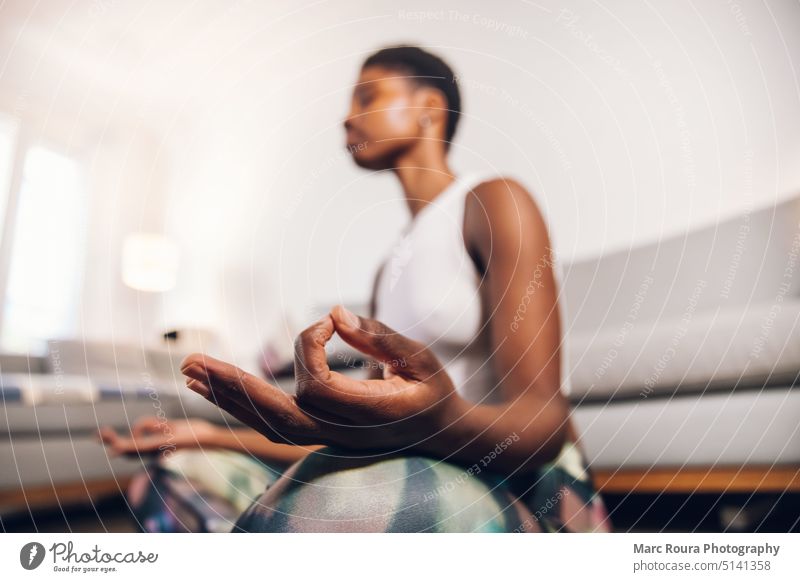 Frau macht Yoga zu Hause aktiv Aktivität Erwachsener Afrikanisch Anwendung Asana schwarz schwarze Frau Körper Klasse Coronavirus Übung passen Fitness Mädchen