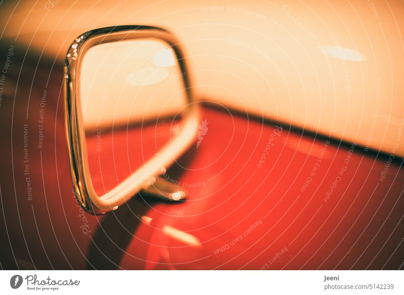Bildstörung | Knick in der Optik Fahrzeug Auto rot Rückspiegel Linie Unterbrechung PKW Spiegel Seitenspiegel Spiegelbild Reflexion & Spiegelung alt Oldtimer
