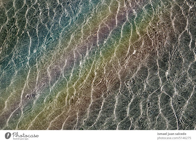 Regenbogen auf dem Wasser Reflexion im Schwimmbad Pool texturiert Textur abstrakt winken übersichtlich Oberfläche Schwimmsport Muster liquide