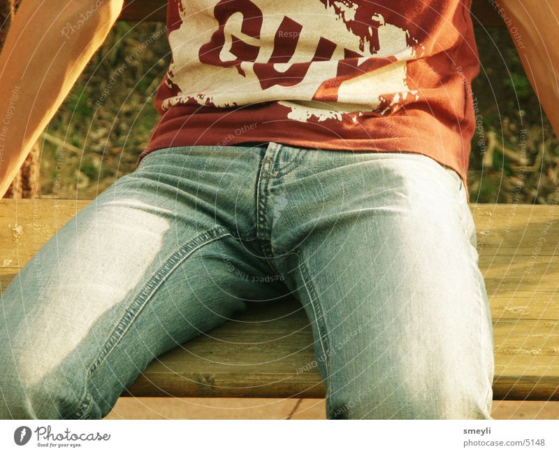 closeup man Nahaufnahme Hose T-Shirt Hüfte Oberkörper lässig Jugendliche maskulin eng Sitzgelegenheit alternativ Mann menschen. mann Detailaufnahme Jeanshose