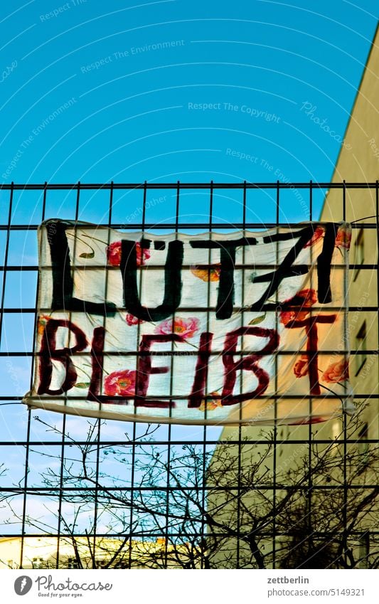 Lützerath aussage botschaft buchstabe farbe gesprayt grafitti grafitto kunst lützerath lützi bleibt message nachricht parole passwort politik sachbeschädigung