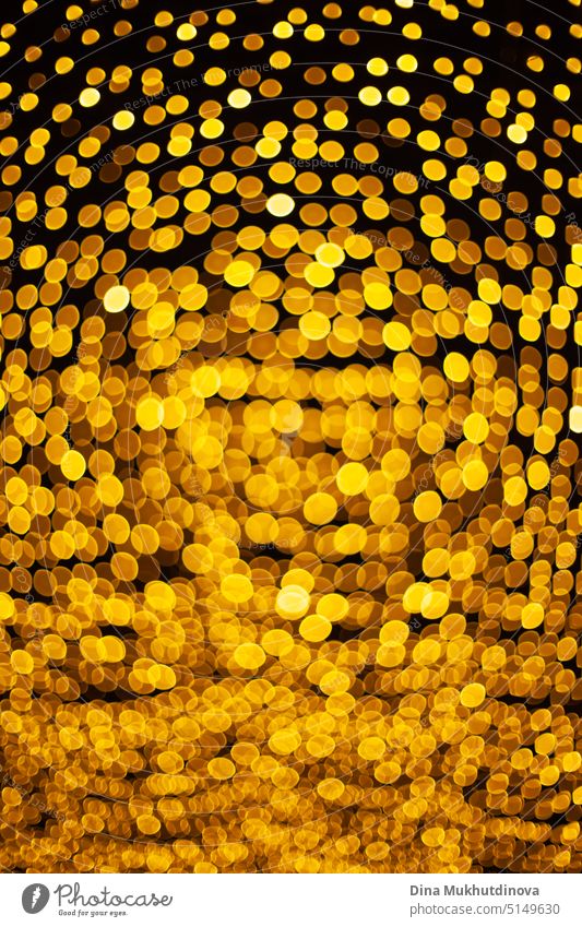 Vertikale gelbe Bokeh helle Lichter Muster Hintergrund in der Nacht, runde Form Gold Lichter als Weihnachten Urlaub festliche Kulisse klarer Pracht Neujahr