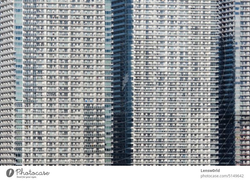 Dichtes urbanes Leben in Wolkenkratzern in Tokio, Japan Tokyo Großstadt Gebäude dicht Population Außenseite Balkon überbevölkert hoch