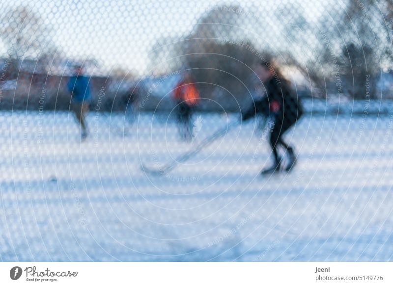 Jugendliche im Winter in Action Dorf Schlittschuhlaufen Puk Eishockeyschläger Stimmung Schnee Menschen Bewegung Spiel Spaß Wintersport Freizeit & Hobby Sport